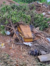 Caixão com ossada humana é achado abandonado em lixão